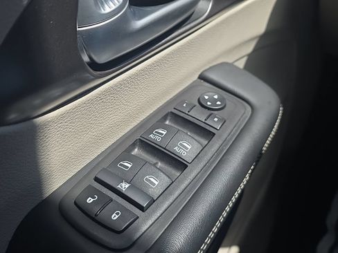 Used 2024 Chrysler Pacifica Touring-L FWD image 24