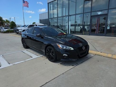Used 2022 Nissan Altima 2.5 SR w/ Midnight Edition Package FWD image 2
