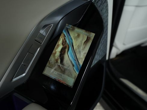 Used 2023 BMW 760i xDrive w/ Executive Package image 32