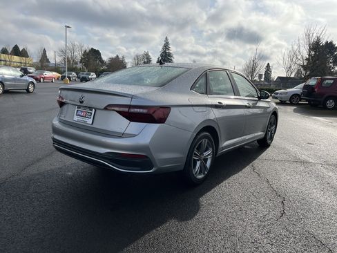 Used 2024 Volkswagen Jetta SE image 5