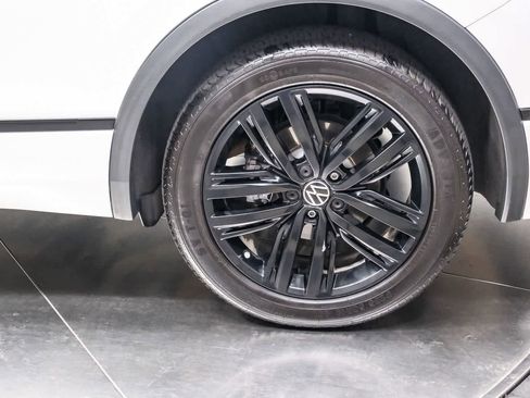 Used 2022 Volkswagen Tiguan SE R-Line FWD image 9