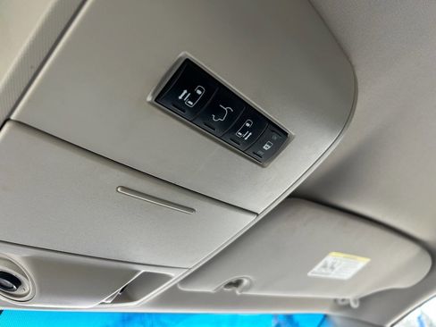 Used 2016 Chrysler Town & Country Touring image 27