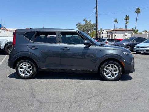 Used 2022 Kia Soul LX w/ Technology Package FWD image 2