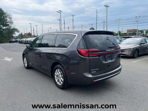 Used 2023 Chrysler Pacifica Touring-L FWD image 5