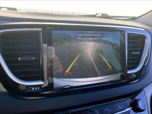 Used 2023 Chrysler Pacifica Touring-L image 20