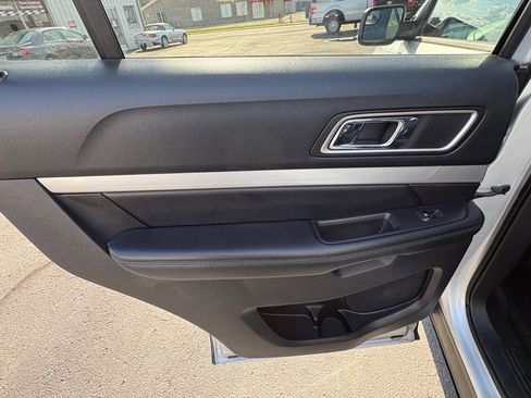 Used 2016 Ford Explorer XLT w/ Equipment Group 202A AWD/4WD image 11