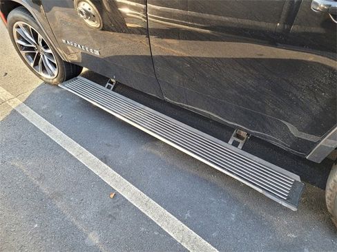 Used 2022 Jeep Wagoneer Series III w/ Premium Group I image 9