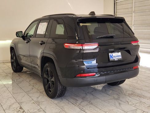 Used 2023 Jeep Grand Cherokee Altitude AWD/4WD image 7