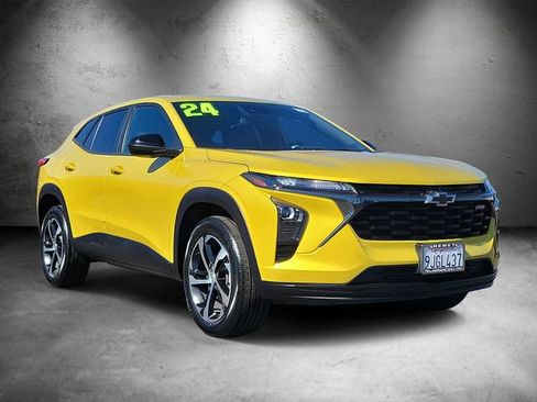 Used 2024 Chevrolet Trax RS FWD image 2