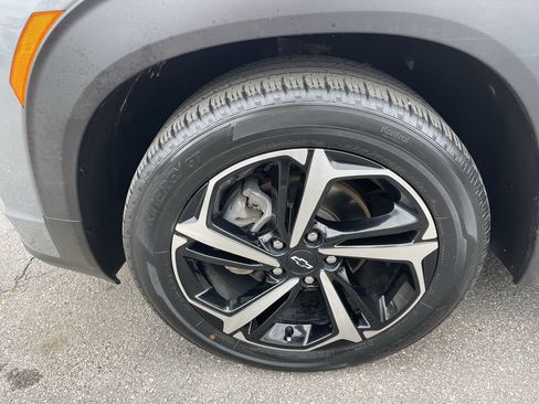 Used 2023 Chevrolet TrailBlazer RS w/ Sun and Liftgate Package FWD image 2