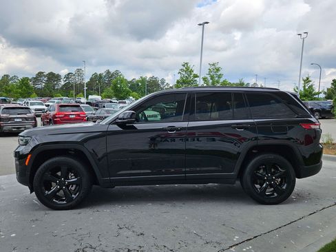 Used 2024 Jeep Grand Cherokee Altitude AWD/4WD image 4