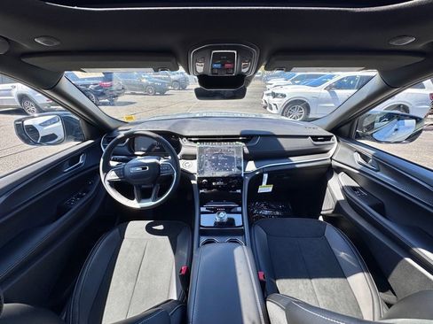 Used 2025 Jeep Grand Cherokee Altitude AWD/4WD image 24