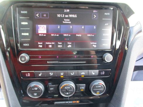 Used 2022 Volkswagen Passat 2.0T SE FWD image 17