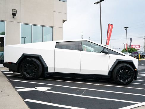 Used 2024 Tesla Cybertruck AWD Crew Cab image 8