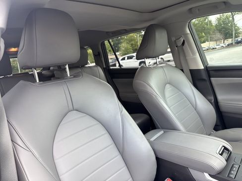 Used 2022 Toyota Highlander XLE AWD/4WD image 24