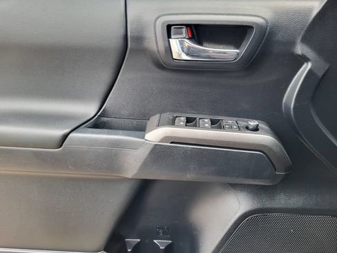 Used 2018 Toyota Tacoma TRD Off-Road AWD/4WD image 12