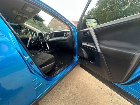 Used 2018 Toyota RAV4 LE FWD image 21