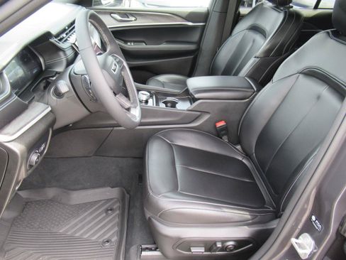 Used 2024 Jeep Grand Cherokee Limited w/ Black Appearance Package RWD image 17