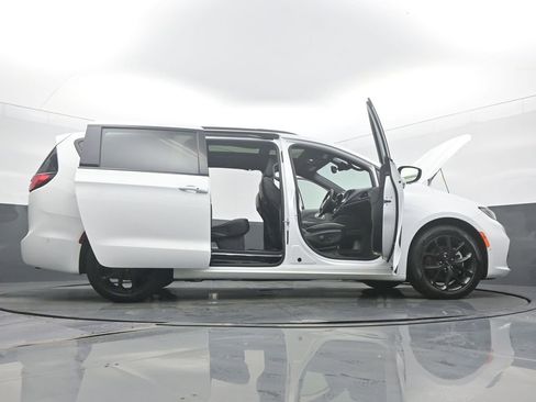 Used 2025 Chrysler Pacifica Limited image 59