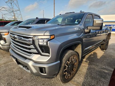 Used 2024 Chevrolet Silverado 2500 High Country w/ High Country Premium Package AWD/4WD image 3