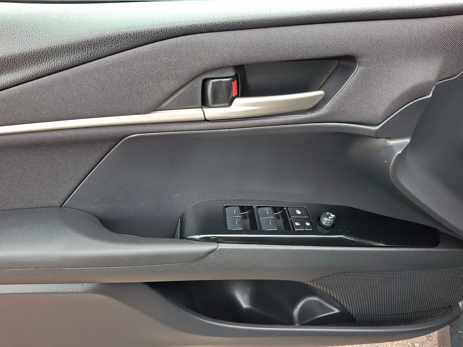 Used 2025 Toyota Camry LE FWD image 12