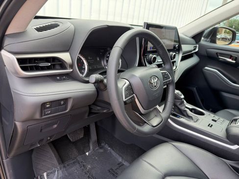 Used 2024 Toyota Highlander XLE FWD image 17