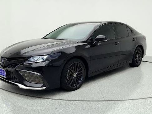 Used 2021 Toyota Camry XSE FWD image 3