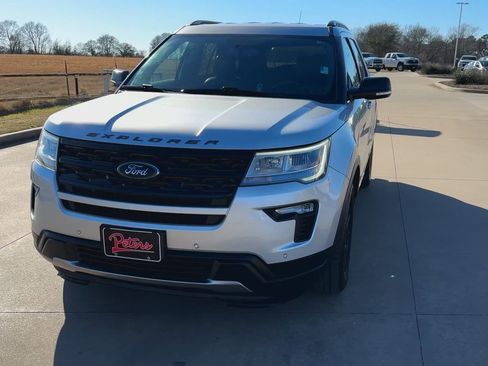 Used 2018 Ford Explorer XLT w/ Equipment Group 202A image 4