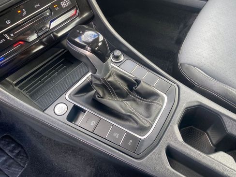 Used 2025 Volkswagen Jetta SE image 41