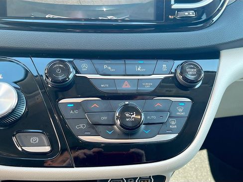 Used 2024 Chrysler Pacifica Touring-L FWD image 15