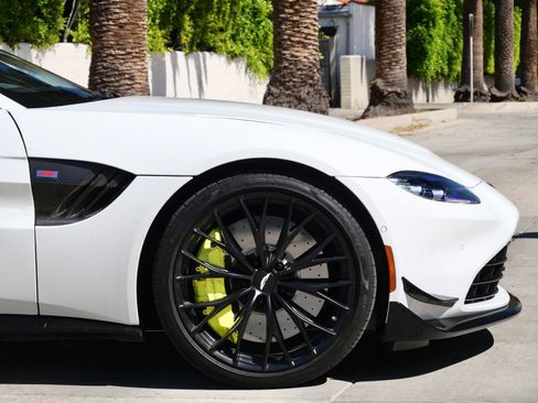 Used 2023 Aston Martin V8 Vantage Coupe image 4