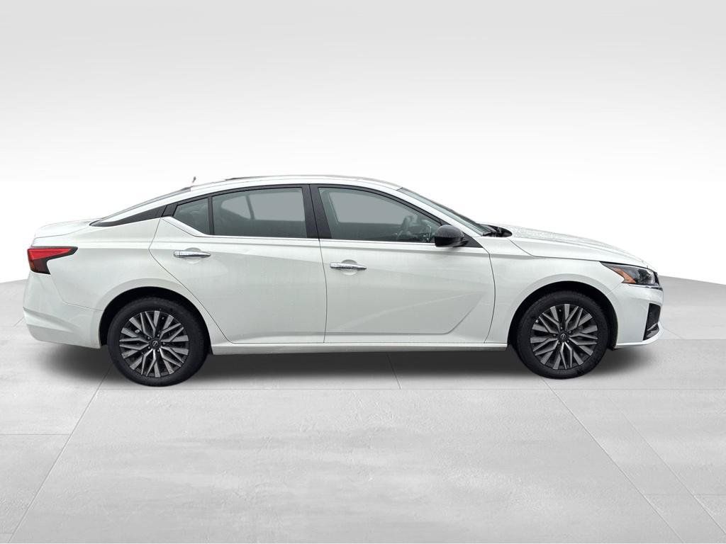 Used 2025 Nissan Altima 2.5 SV AWD/4WD image 7