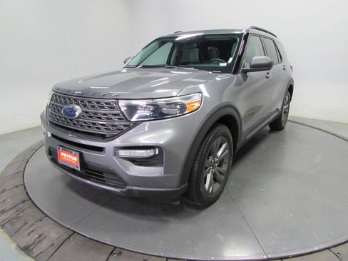 Used 2021 Ford Explorer XLT w/ Equipment Group 202A AWD/4WD image 3