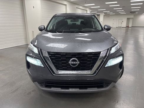 Used 2023 Nissan Rogue SV image 2