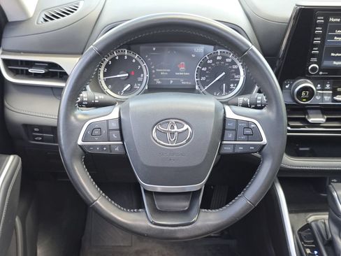 Used 2022 Toyota Highlander XLE AWD/4WD image 21