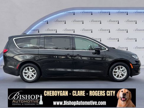 Used 2023 Chrysler Pacifica Touring-L image 21