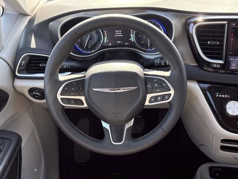 Used 2024 Chrysler Pacifica Touring-L image 6