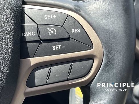 Used 2017 Jeep Cherokee Latitude w/ Safety/Convenience Group FWD image 20