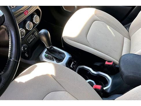 Used 2016 Jeep Renegade Latitude AWD/4WD image 18