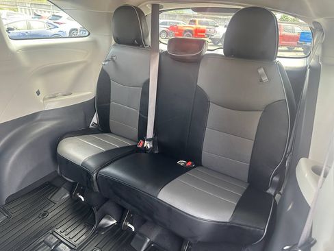 Used 2024 Toyota Sienna LE AWD/4WD image 15