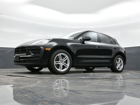 Certified 2025 Porsche Macan image 34