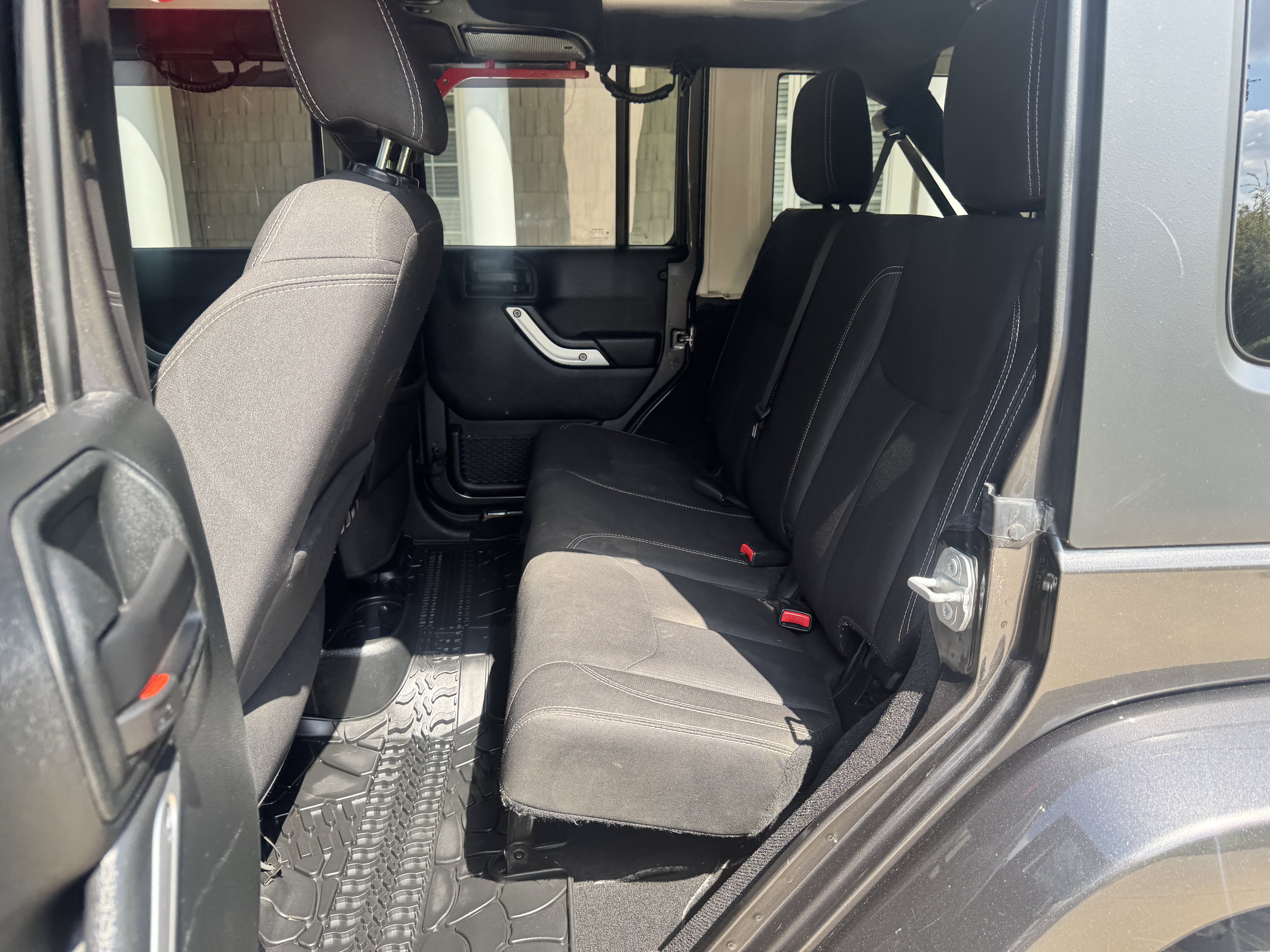 Used 2018 Jeep Wrangler Unlimited Sahara w/ Connectivity Group AWD/4WD image 11