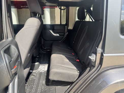 Used 2018 Jeep Wrangler Unlimited Sahara w/ Connectivity Group AWD/4WD image 11