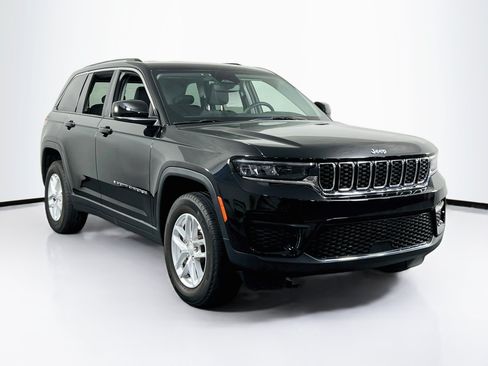 Used 2023 Jeep Grand Cherokee Laredo AWD/4WD image 3