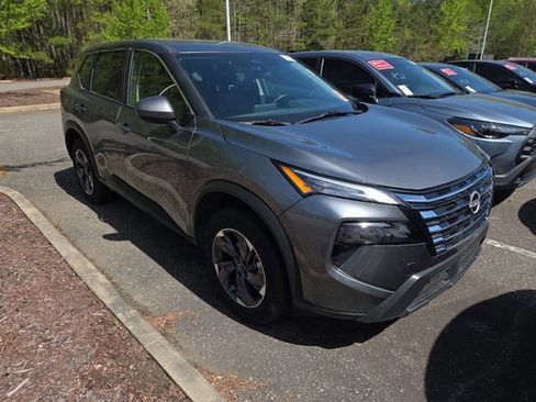Used 2025 Nissan Rogue SV image 1