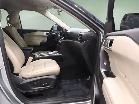 Used 2020 Ford Explorer XLT w/ Equipment Group 202A AWD/4WD image 17