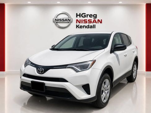 Used 2018 Toyota RAV4 LE FWD image 5