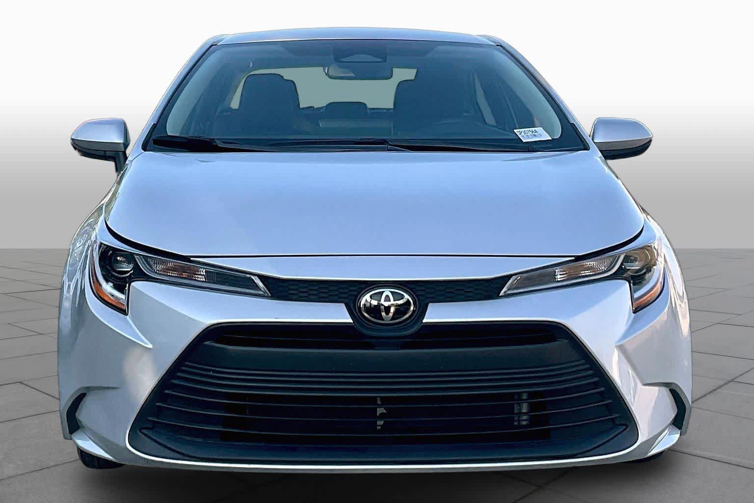 Used 2025 Toyota Corolla LE FWD image 4