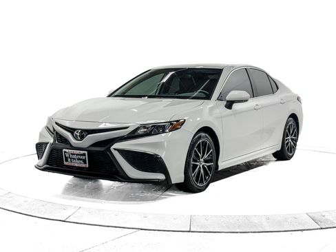 Used 2023 Toyota Camry SE image 3