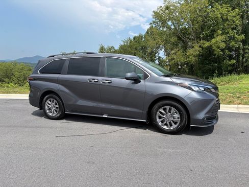 Used 2025 Toyota Sienna XLE FWD image 7